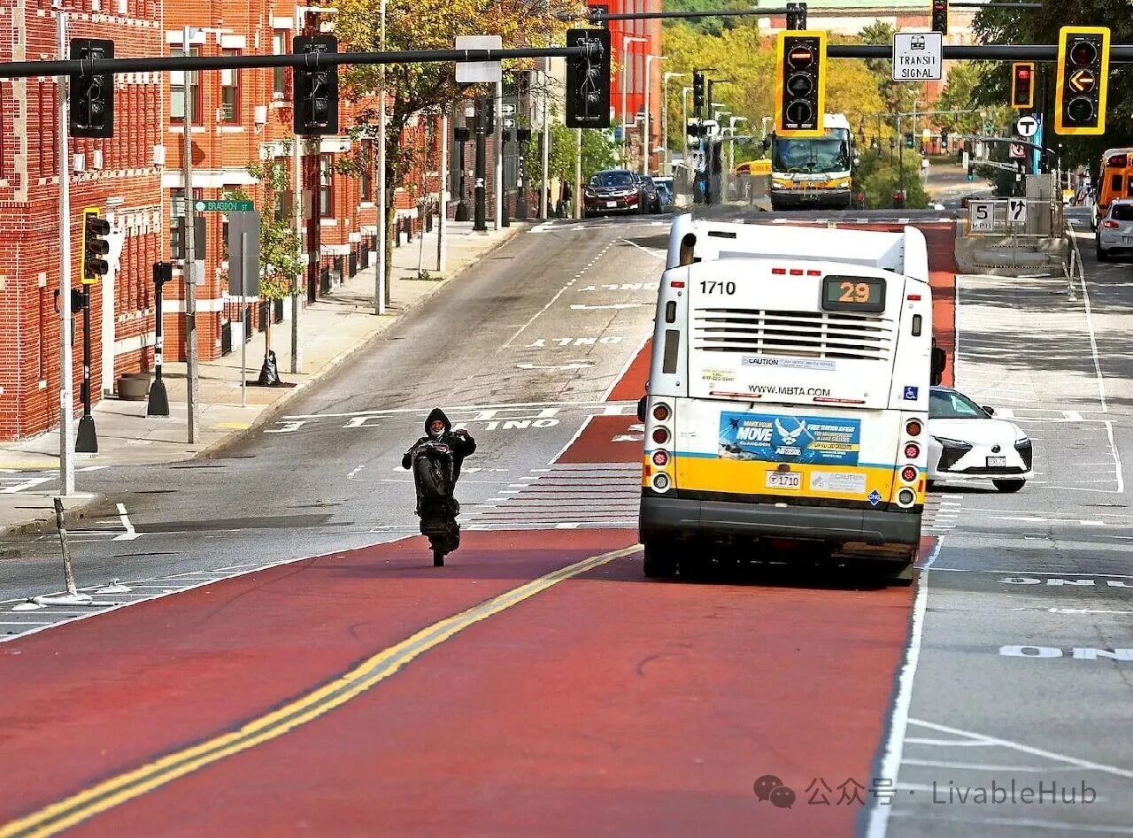 美国波士顿公交车道用了4年 政府决定复制这一模式