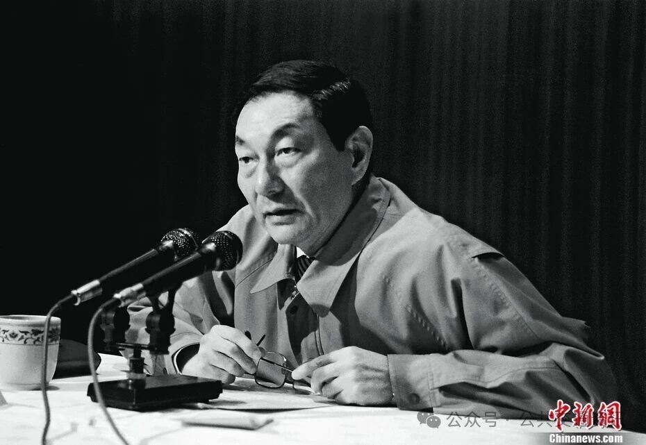 朱镕基：一定要把更多精力和注意力放在发展公共交通方面 不要放在发展小汽车上面去